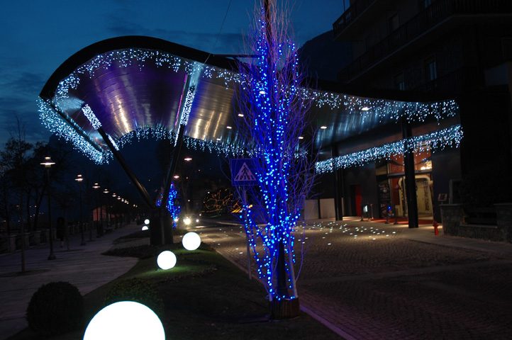 Tendine luminose effetto caduda ghiccio su pensilina ingresso edificio