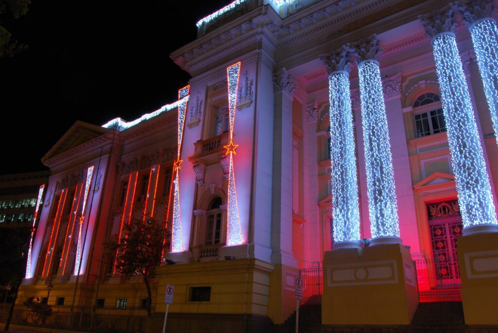 Illuminazione della facciata di un monumento storico con string led bianchi e fari architetturali DMX RGB cambia colore.