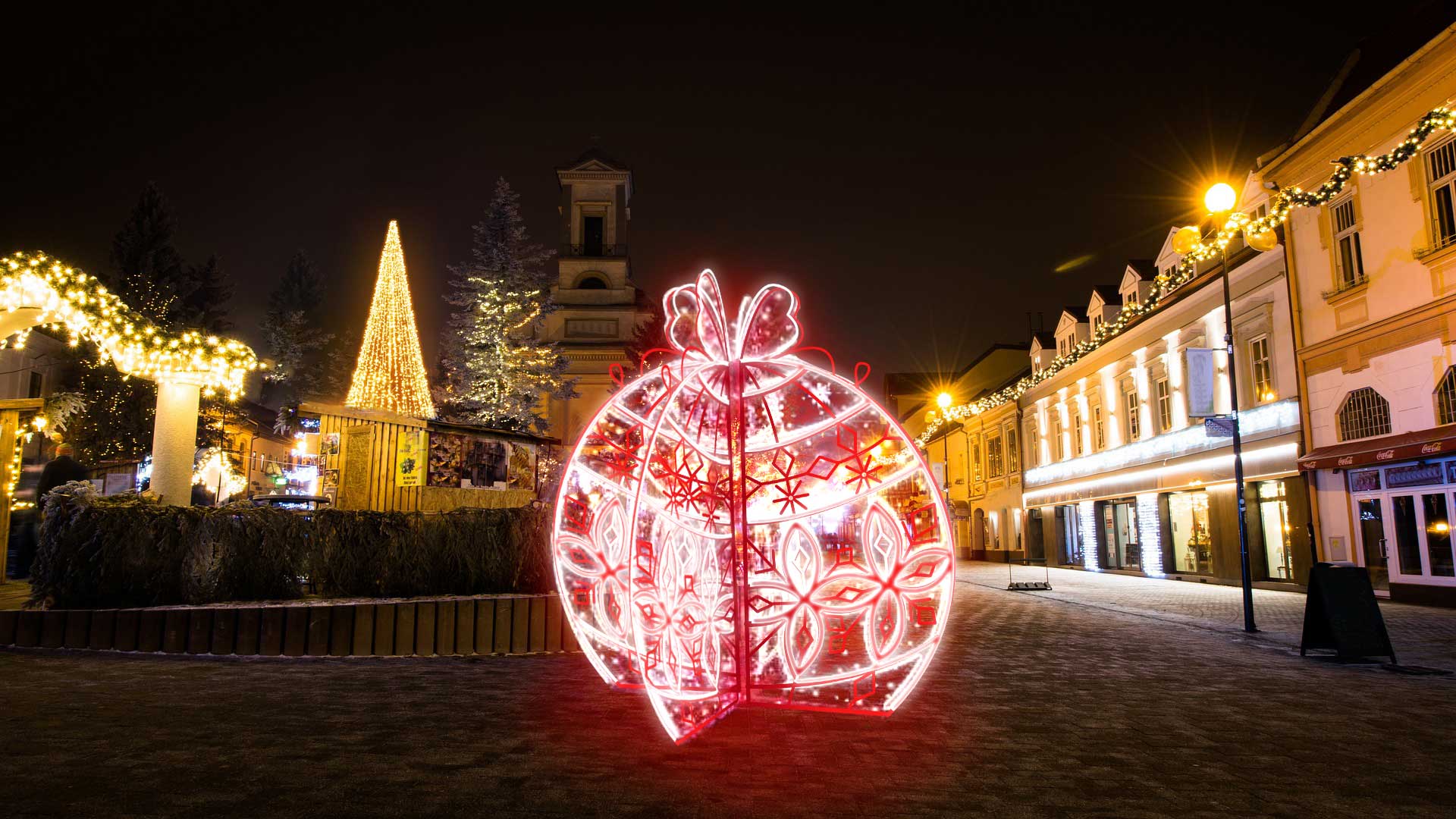 Immagine di una piazza con installazione di "Sfera a Fiori"