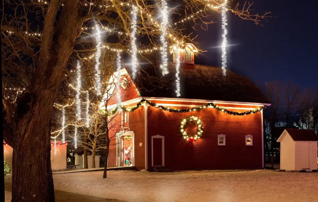 Installazione edificio con ghirlanda led luce calda con ghirlanda in pvc verde e snowfall