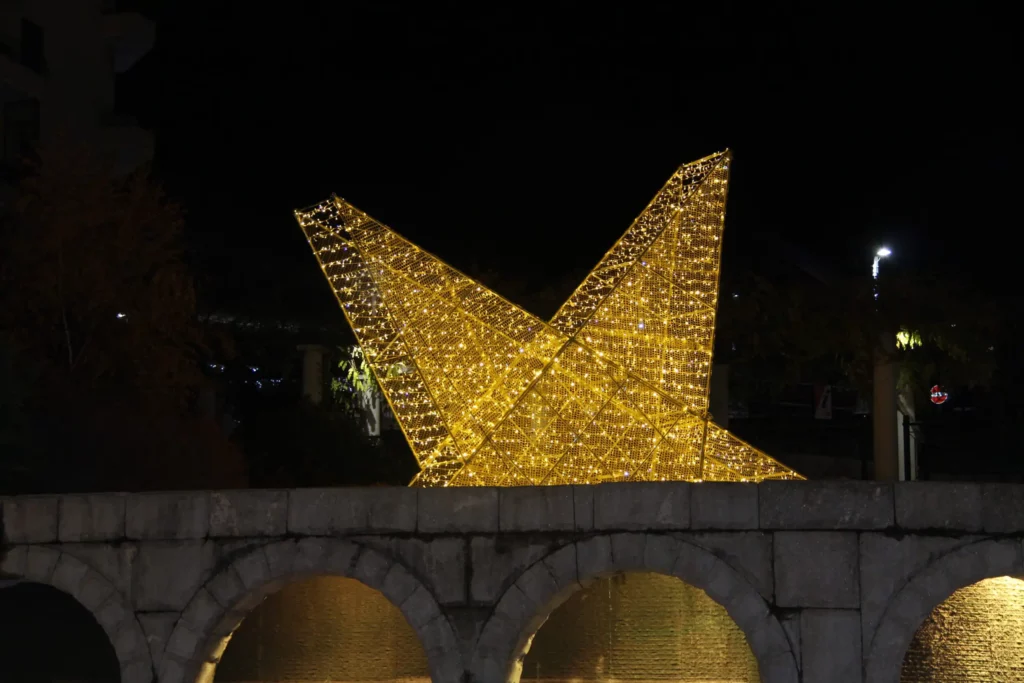 Immagine di una piazza allestita con Mezza stella luminosa