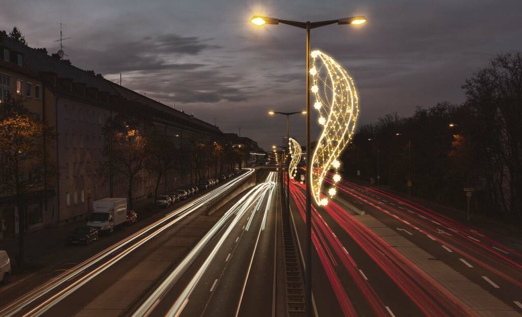 Installazione a palo del soggetto Intreccio Luminoso