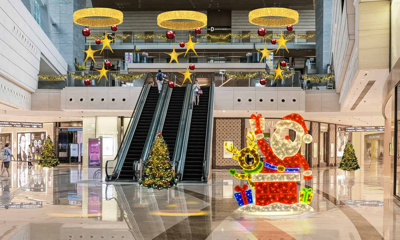 immagine di un interno di un centro commerciale con soggetti natalizi
