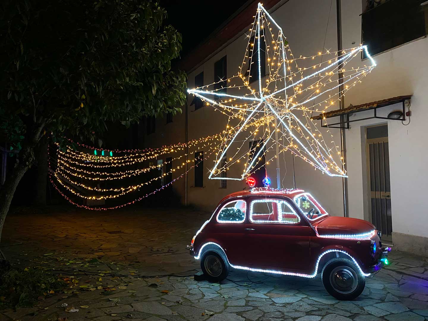 immagine di un auto decorata natalizia